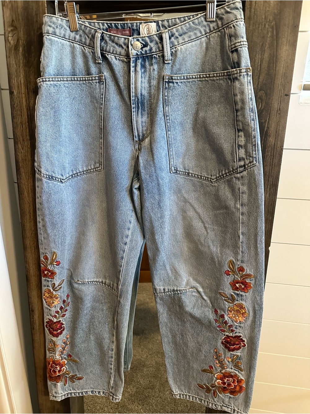 Drift Wood DW Women’s 8 Floral Embroidered Barrel Jeans Light Wash 100% Cotton